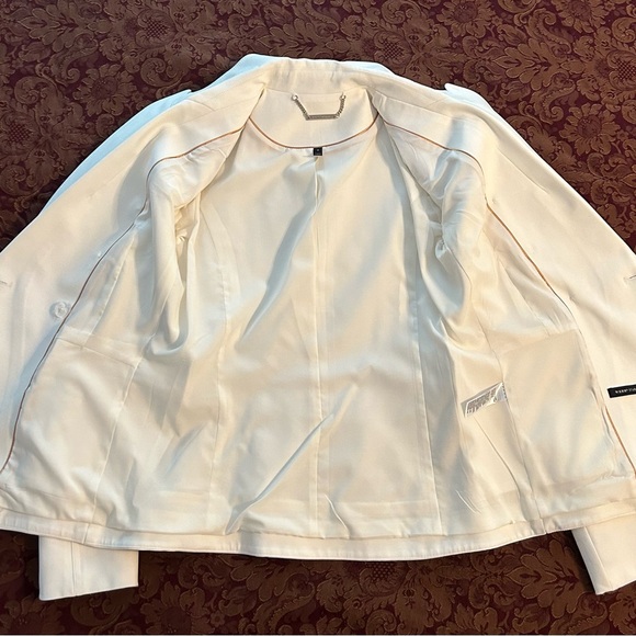 Women’s white double-breasted blazer. Gold-plated buttons. Gold piping inside. - Picture 5 of 8